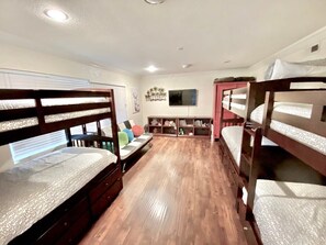 4 bedrooms, desk, iron/ironing board, travel crib