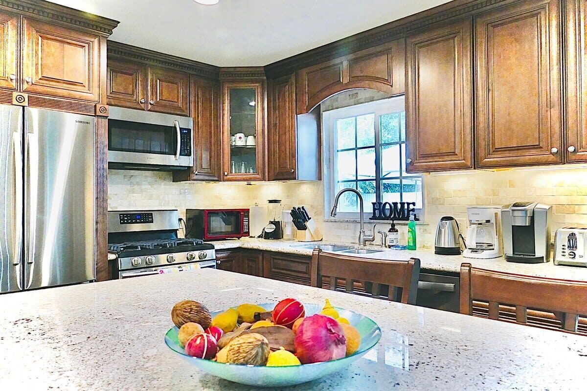 Kj øleskap, mikrobølgeovn, ovn og kokeplater