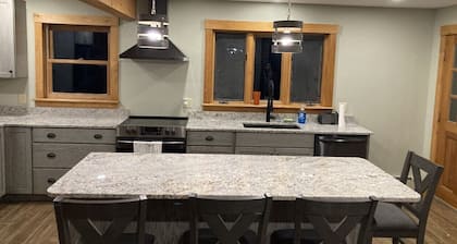 4 BR Mountain View Adventure on 15 Acres