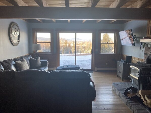 تلفزيون ذكي، مدفأة، كرة قدم الطاولة، كُتُب