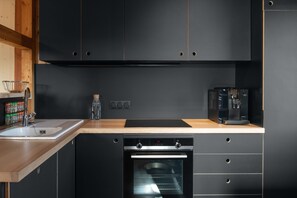 Een koelkast, een microgolfoven, een oven, een kookplaat