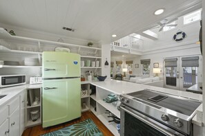 Geladeira, micro-ondas, fogão, cooktop
