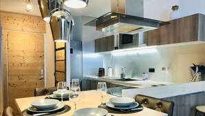Una cocina moderna con comedor.