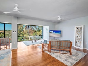 Condo (Sunset South 9D) | Sala de estar | TV de tela plana