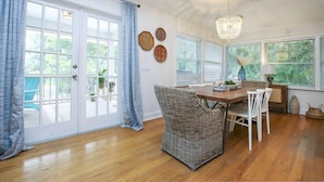 House (Calypso Captiva) | Living room | Flat-screen TV, ping pong - Sunkissed Cottage (Captiva)