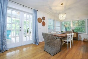 House (Calypso Captiva) | Living room | Flat-screen TV, ping pong