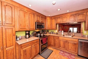 Fridge, microwave, oven, stovetop - Available for the 2025 - 26 Ski Season, Views of Cranmore Mt. (North Conway)