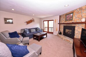 Smart TV, fireplace, DVD player, table football - Available for the 2025 - 26 Ski Season, Views of Cranmore Mt. (North Conway)