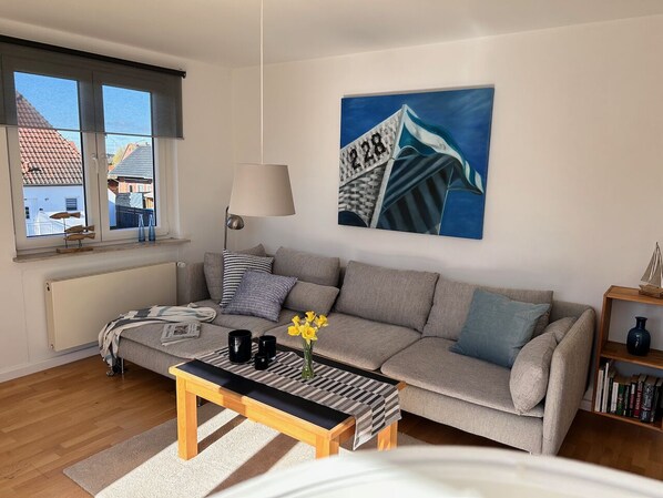 TV, DVD player, stereo - Wattkante Burhave, Apartment Hans & Grete (upper floor): 62 sqm, near the beach (Butjadingen)