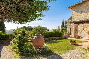 Property grounds - Giovanna apartment on two levels overlooking the swimming pool (Castel San Gimignano)
