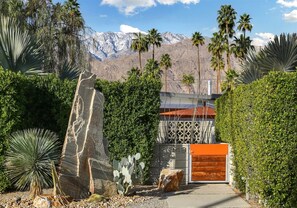 House (Sagebrush) | Property grounds