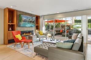 獨棟房屋 (Sagebrush) | 客廳 | 平面電視、壁爐