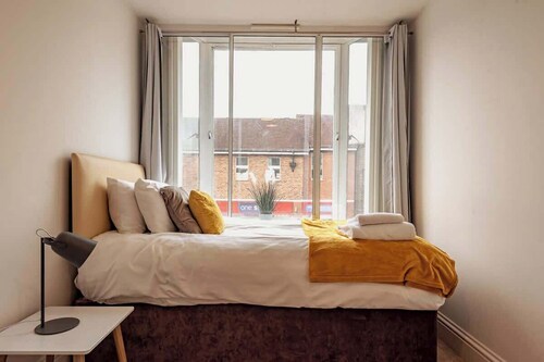 2BR Town Centre with Fast Wi-Fi & + Sleeps 7!