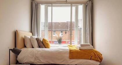 2BR Town Centre with Fast Wi-Fi & + Sleeps 7!