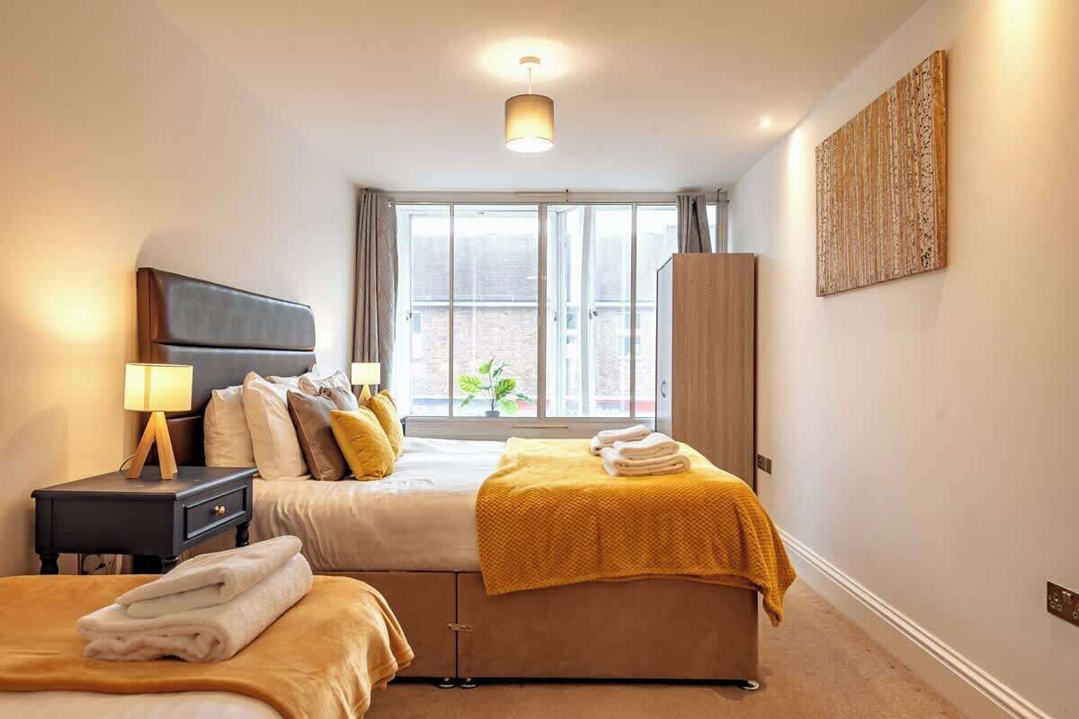 2 bedrooms, iron/ironing board, travel cot, WiFi