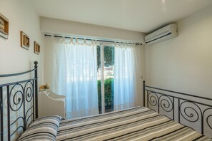 2 Schlafzimmer, Bügeleisen/Bügelbrett