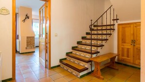 Un escalier avec des marches en bois et un banc en bois au bas.