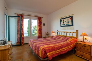 4 bedrooms, iron/ironing board