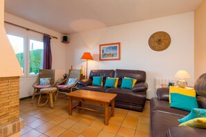 TV, fireplace - L-1 House with great sea views and pool (Calella de Palafrugell)
