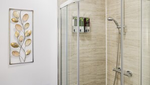 House | Bathroom | Combined shower/tub, soap, shampoo, toilet paper - Perfect Location Jersey House (Swansea)