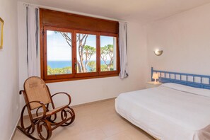 4 bedrooms, iron/ironing board