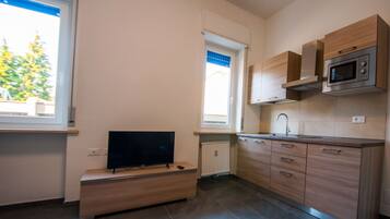 Kühlschrank, Mikrowelle, Herdplatte, Wasserkocher mit Kaffee-/Teezubehör