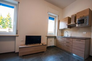 Kühlschrank, Mikrowelle, Herdplatte, Wasserkocher mit Kaffee-/Teezubehör