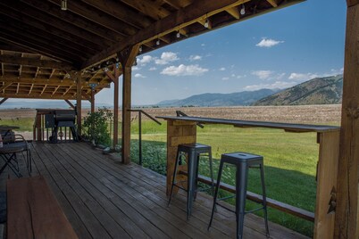 Cozy Cabin, Mountain View, AC, Porch, Fireplace, Wildlife, 4 mi to town.