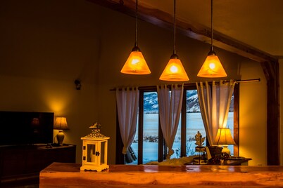 Cozy Cabin, Exceptional Mountain View, Porch, Fireplace, Wildlife, 4 mi to town.