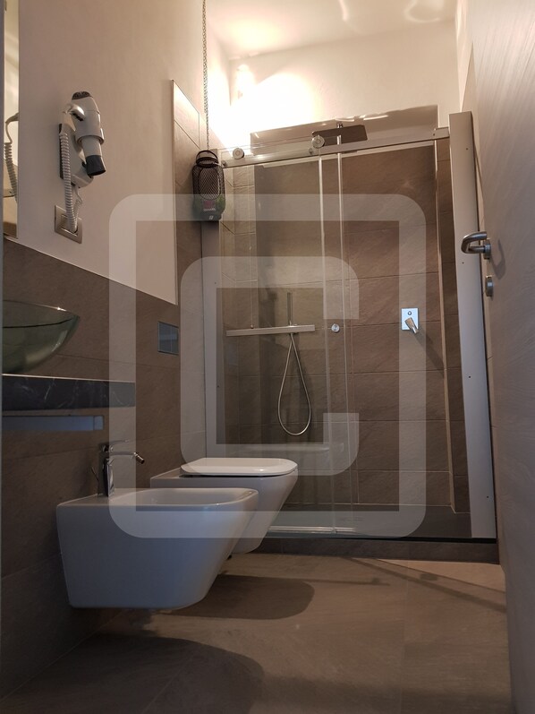 Dusche, Haartrockner, Bademäntel, Bidet