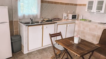 Réfrigérateur, four à micro-ondes, surface de cuisson, cafetière-théière