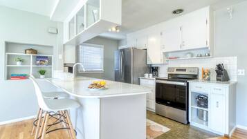 Køleskab, mikrobølgeovn, ovn, kogeplade