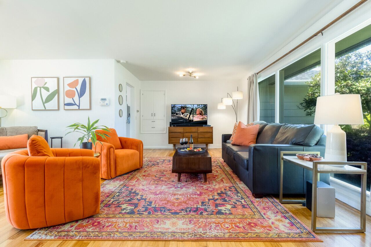 Smart TV, chimenea, libros y estéreo 