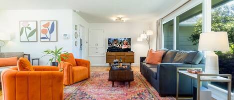 Smart TV, fireplace, books, stereo