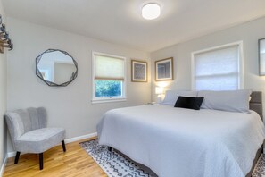 3 dormitorios, escritorio, tabla de planchar con plancha y cuna de viaje