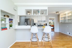 Geladeira, micro-ondas, fogão, cooktop