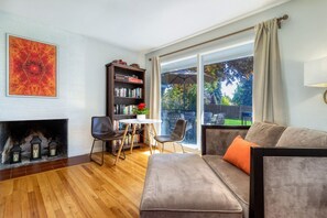 Una Smart TV, una chimenea, libros, un reproductor estéreo