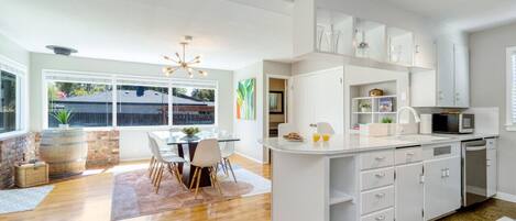 Kylskåp, mikrovågsugn, ugn och spishäll