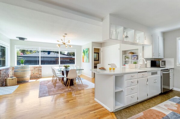 Kylskåp, mikrovågsugn, ugn och spishäll