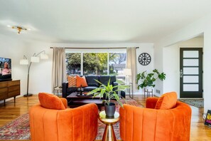 Una Smart TV, una chimenea, libros, un reproductor estéreo