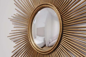 A mirror with a sunburst frame. - Cosmopolitan Boutique Rambla (Barcelona)