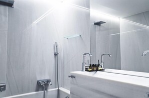 A modern bathroom with a large mirror, a white marble sink, and a glass shelf. - Cosmopolitan Boutique Rambla (Barcelona)