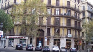 A multi-story building with a curved facade, featuring balconies and a ground-level entrance. - Cosmopolitan Boutique Rambla (Barcelona)