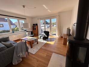 Fernseher, Kamin, DVD-Player, Bücher