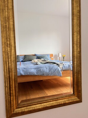 2 quartos, ferros/tábuas de passar roupa, berço de viagem