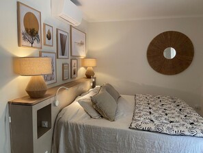 4 chambres, bureau, fer et planche à repasser, lit parapluie