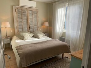 4 habitaciones, escritorio y tabla de planchar con plancha 
