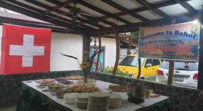 รับประทานอาหารกลางแจ้ง