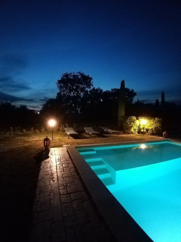 Una piscina al aire libre