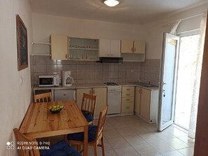 Frigorifero, microonde, forno, bollitore elettrico